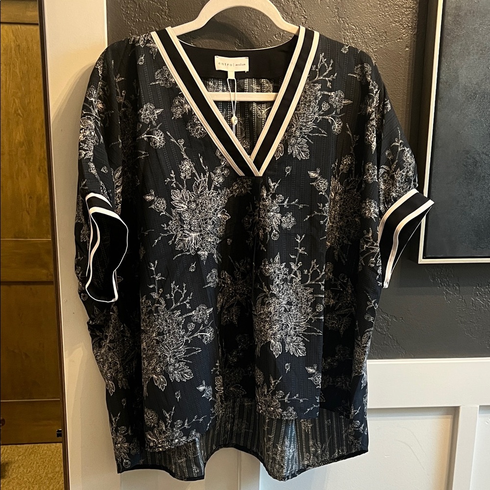 Black and White Floral V-Neck Top